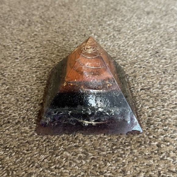 orgonite pyramid with copper coil - Picture 1 of 3